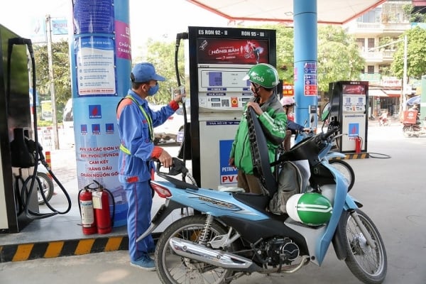 The world is slightly fluctuating; this afternoon, will gasoline prices be adjusted up or down?