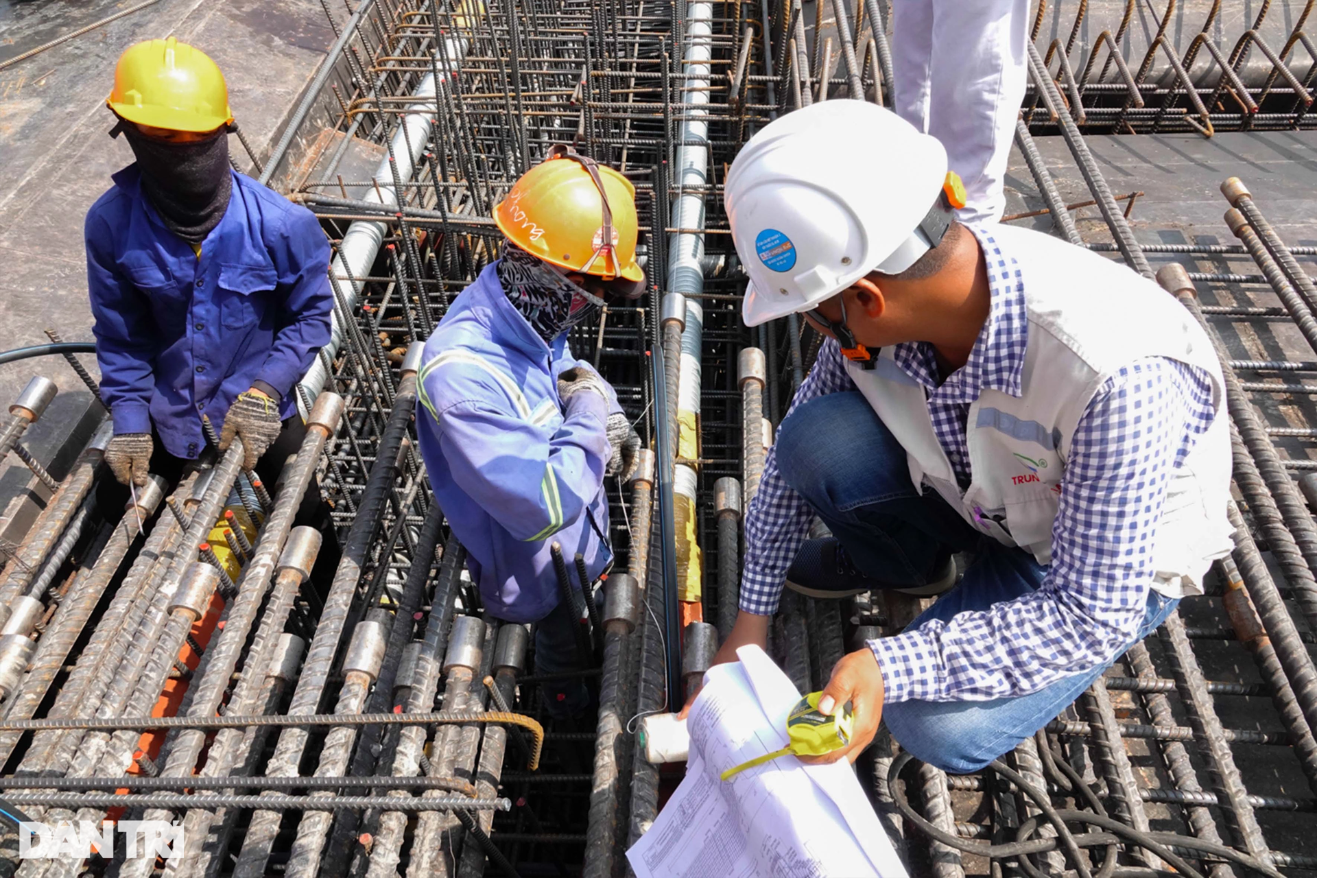 Công nhân cầu Mỹ Thuận 2 oằn mình làm việc dưới cái nắng thiêu đốt - 9