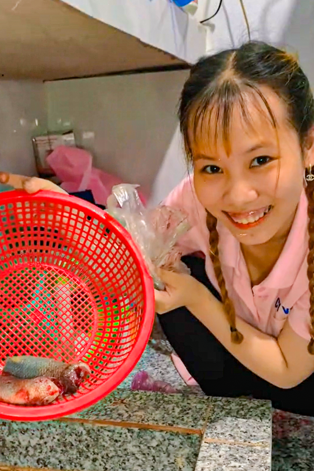 Nam công nhân xin cơm thừa của công ty mang về cho bữa tối - 3