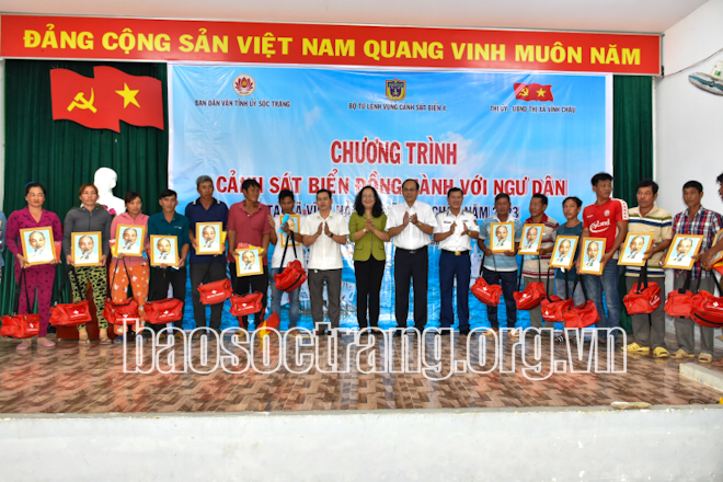 Vùng Cảnh sát biển 4 đồng hành cùng ngư dân tỉnh Sóc Trăng