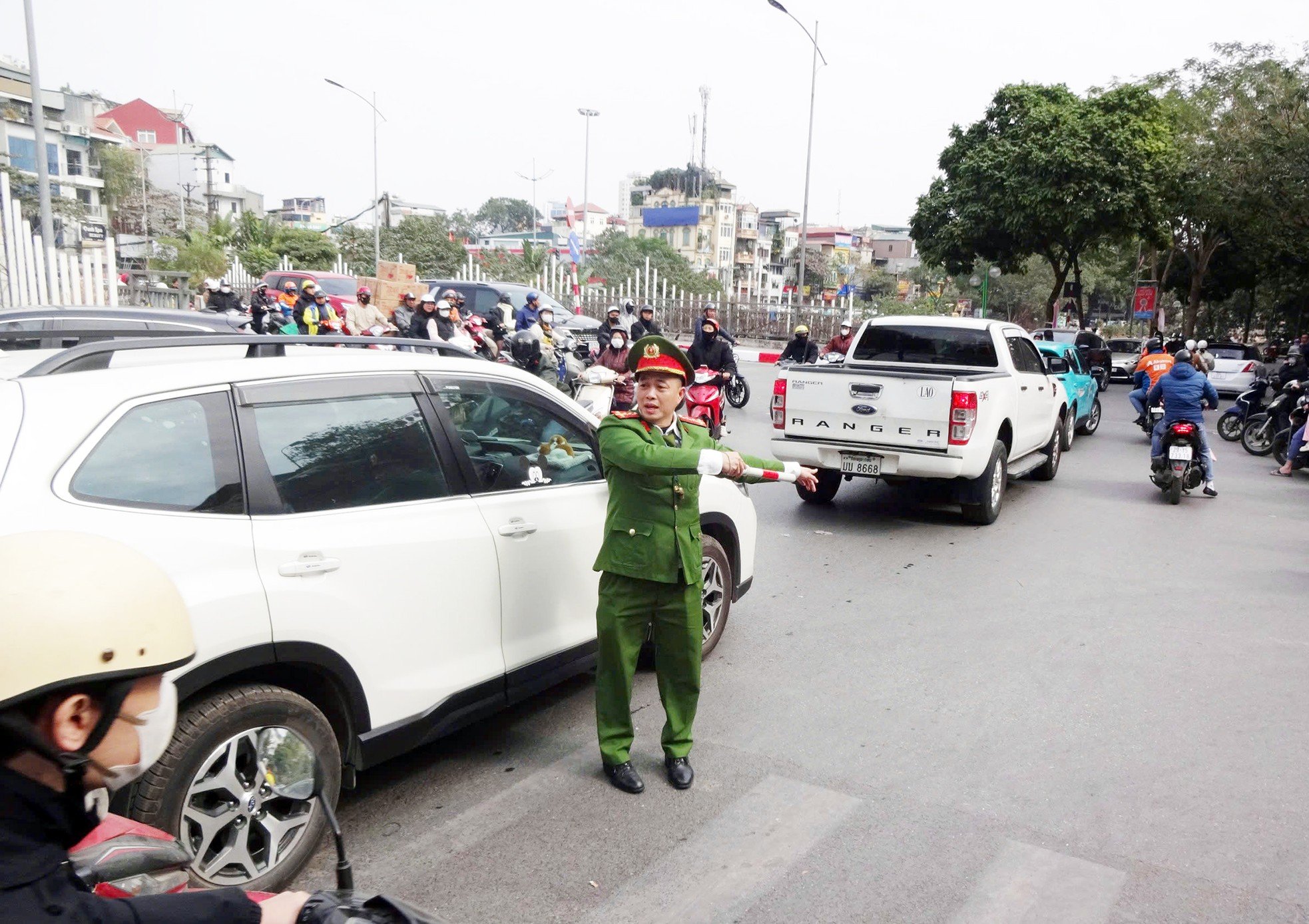 Weekend, many roads in Hanoi are congested for a long time photo 10