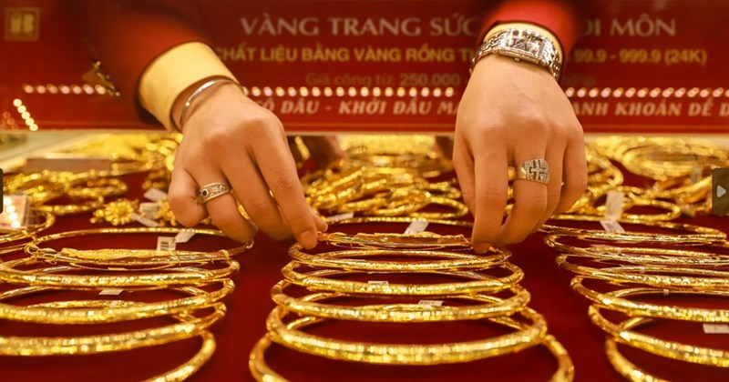 World gold prices skyrocket, heading towards all-time high