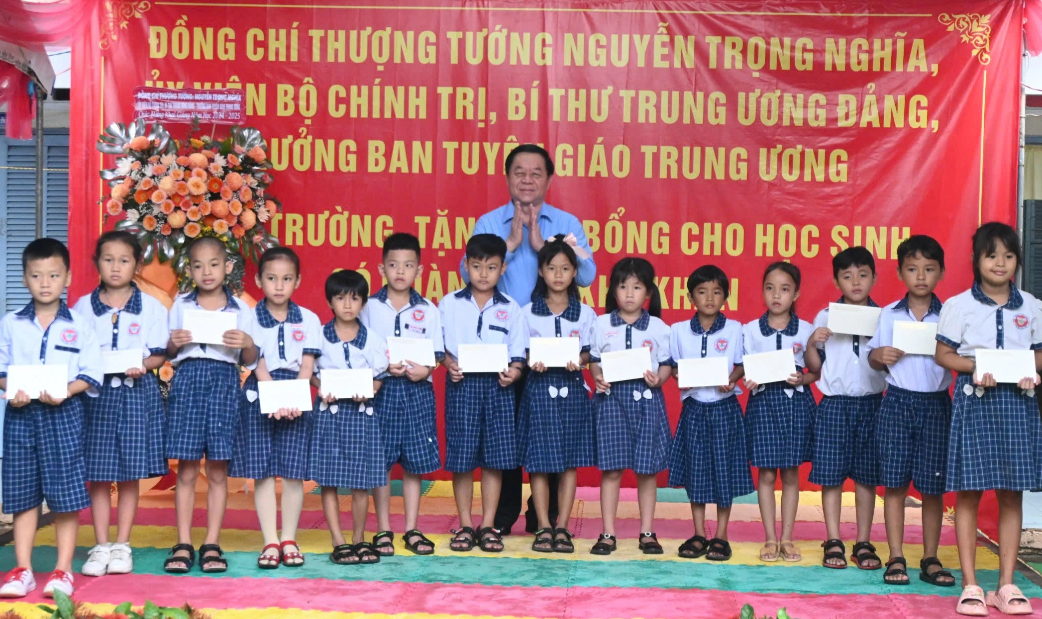 Trưởng ban Tuyên giáo T.Ư Nguyễn Trọng Nghĩa trao học bổng học sinh nghèo Tiền Giang- Ảnh 1.