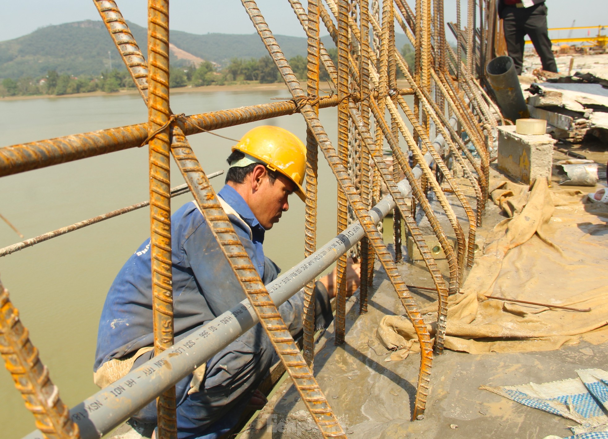 The bridge over the river connecting Nghe An and Ha Tinh provinces before the day of closing photo 14