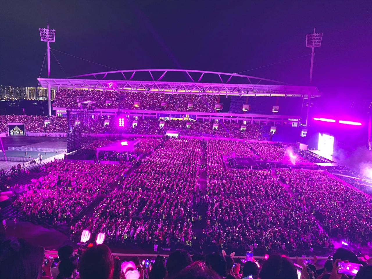 Vietnamese and international audiences created a “sea of ​​pink” at My Dinh Stadium. Photo: