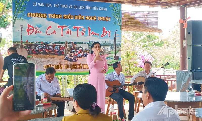 Tien Giang apporte un groupe de poissons pour servir les touristes, photo 1