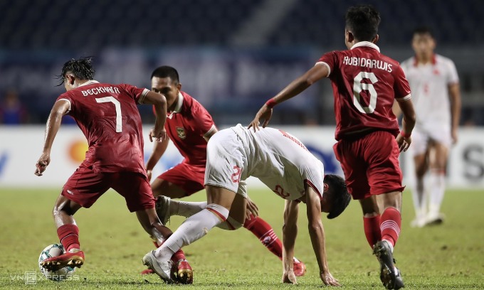 Une situation dans laquelle le défenseur Nguyen Hong Phuc (numéro 20) a perdu le ballon lors de la finale des moins de 23 ans d'Asie du Sud-Est à Rayong, en Thaïlande, dans la soirée du 26 août 2023. Photo : Lam Thoa