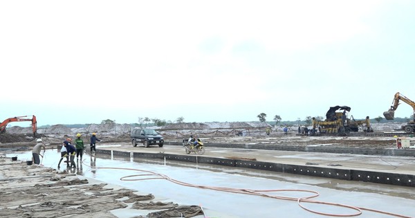 How is the Quang Tri Airport project being constructed?