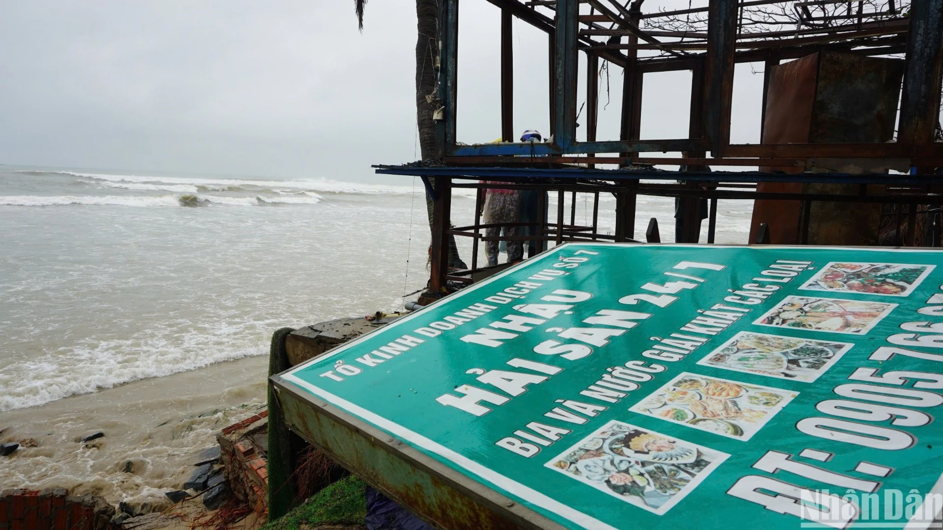 [Photo] More than 100m of Da Nang coastline was eroded by waves, seriously damaged photo 9