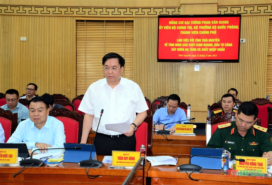 Comrade Tran Duy Dong, Deputy Minister of Planning and Investment, spoke to clarify some contents at the working session.