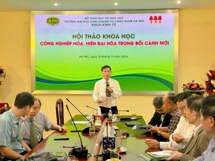 NGƯT. TS Bùi Văn Can, Chủ nhiệm Khoa Kinh tế Trường ĐH Kinh doanh và Công nghệ Hà Nội phát biểu khai mạc Hội thảo.