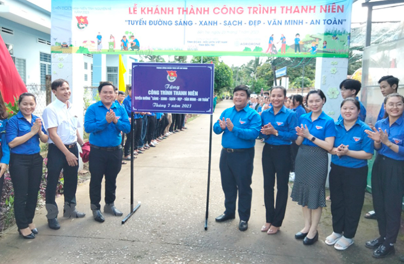 Khánh thành công trình thanh niên Tuyến đường sáng - xanh - sạch - đẹp, văn minh - an toàn tại xã Long Mỹ, huyện Giồng Trôm. Ảnh: CTV