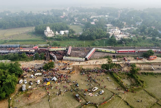 世界 - インドで1,000人以上が死亡した列車事故の原因