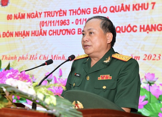 Đại tá Nguyễn Như Trúc, Phó Chủ nhiệm Chính trị Quân khu 7 ôn lại truyền thống vẻ vang của Báo Quân khu 7. Ảnh: VIỆT DŨNG