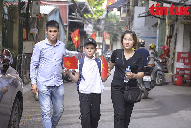 Xúc động lễ khai giảng tại ngôi trường học sinh 'hát' Quốc ca bằng tay