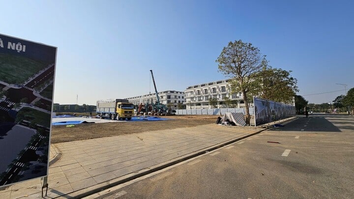 La zone de logements sociaux de la commune d'Uy No, district de Dong Anh (Hanoï) est le premier projet de la Société 319 dans le domaine de la construction de logements sociaux, avec un investissement total de plus de 630 milliards de VND.