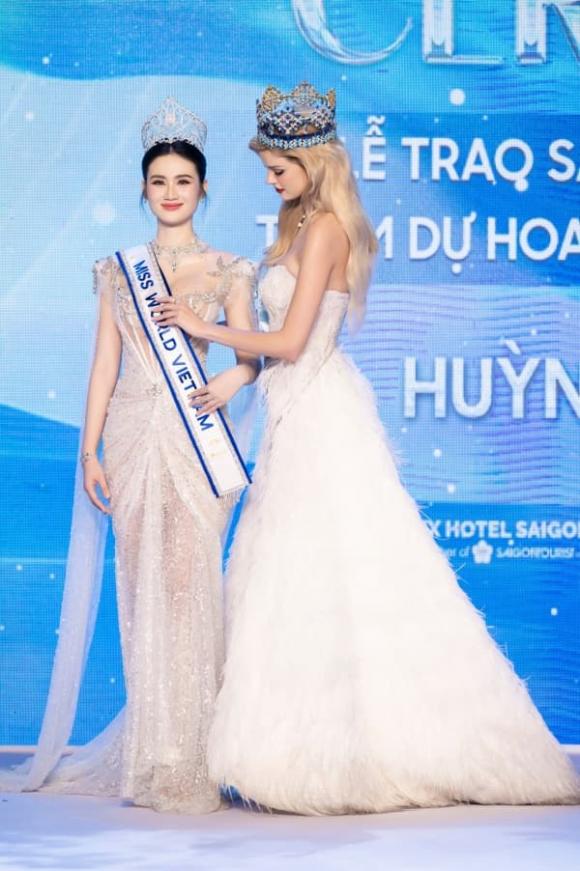 Y Nhi recibió la banda de Miss Mundo 2024. Foto: Personaje de Facebook