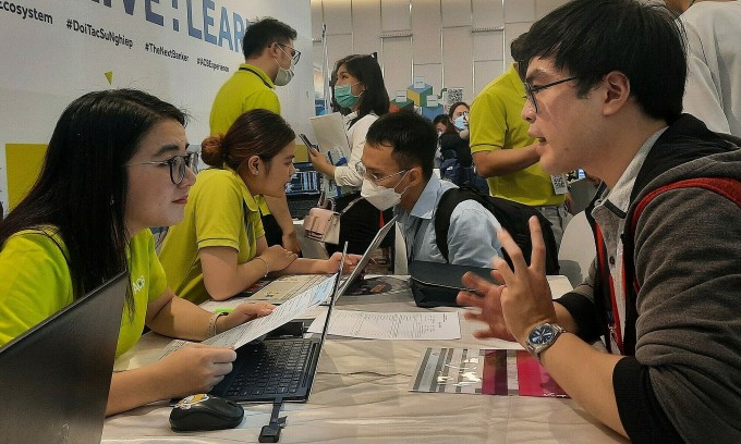 Arbeitnehmer suchen auf einer Jobbörse in Ho-Chi-Minh-Stadt nach Jobs. Foto von : Le Tuyet