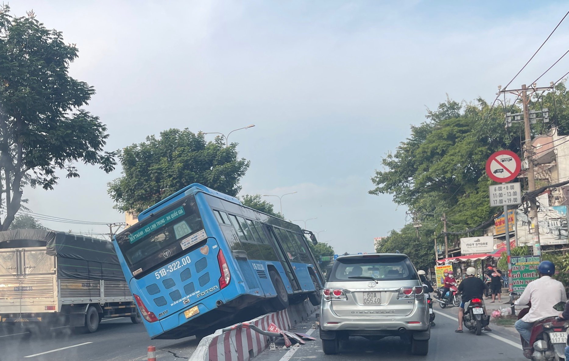 TP.HCM: Xe buýt tông dải phân cách rồi nằm nghiêng trên quốc lộ 1 - Ảnh 1.