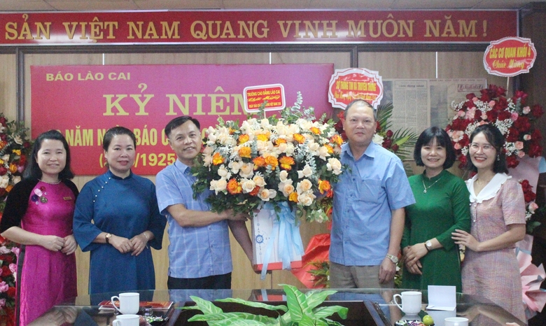 Lao Cai College presents flowers to congratulate Lao Cai Newspaper..jpg