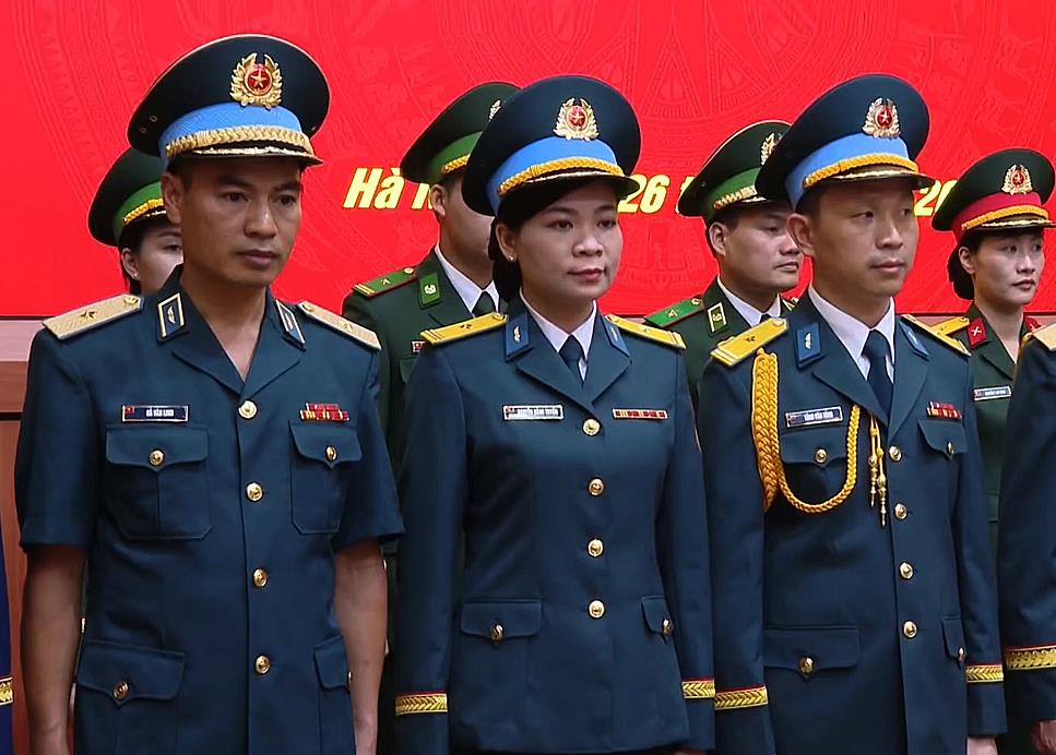 Các mẫu lễ phục mới. Ảnh: Hồng Pha