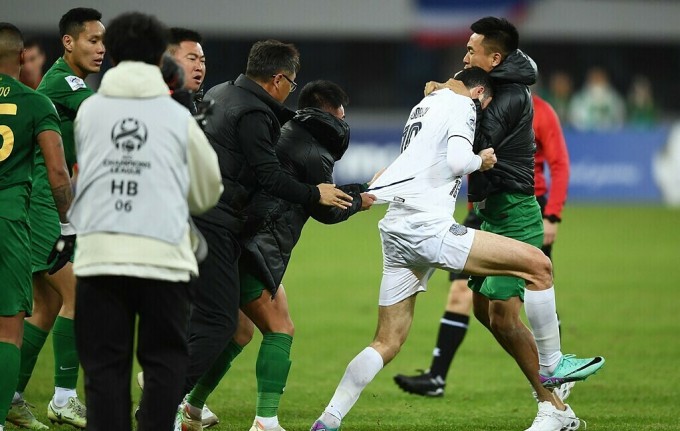 Ramil Shaydayev (camiseta blanca) lucha con un jugador del Zhejiang FC. Foto: AFP