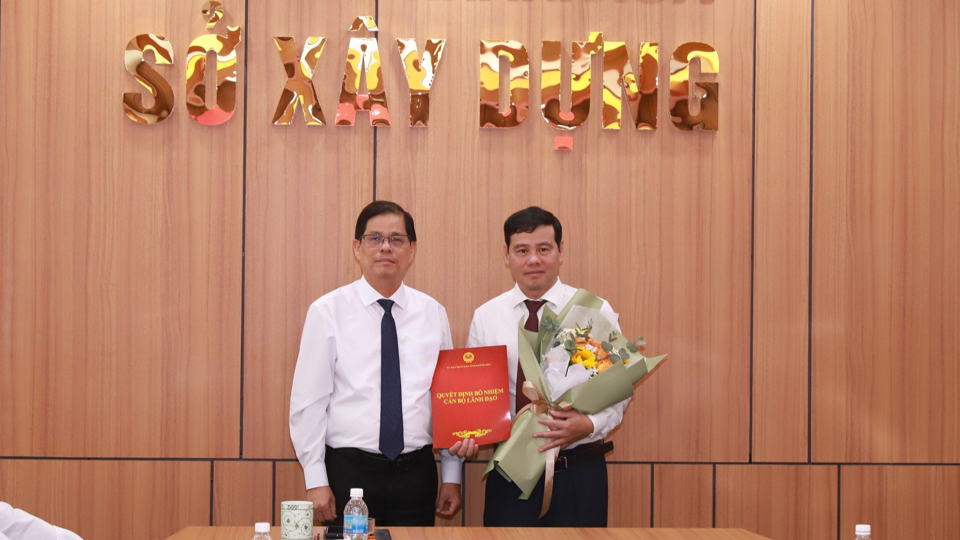 Mr. Nguyen Tan Tuan presented the decision of Khanh Hoa Provincial People's Committee appointing Mr. Tran Van Chau as Director of the Department of Construction. (Photo: Trung Nhan)