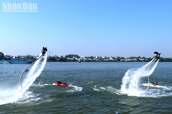 [Ảnh] Mãn nhãn với màn biểu diễn Fly Board trên sông Đồng Nai ảnh 5