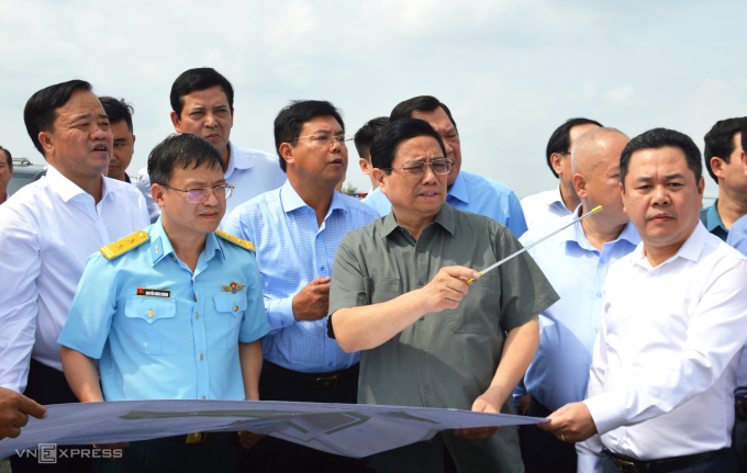 El Primer Ministro inspecciona el aeropuerto de Ca Mau. Foto: An Minh