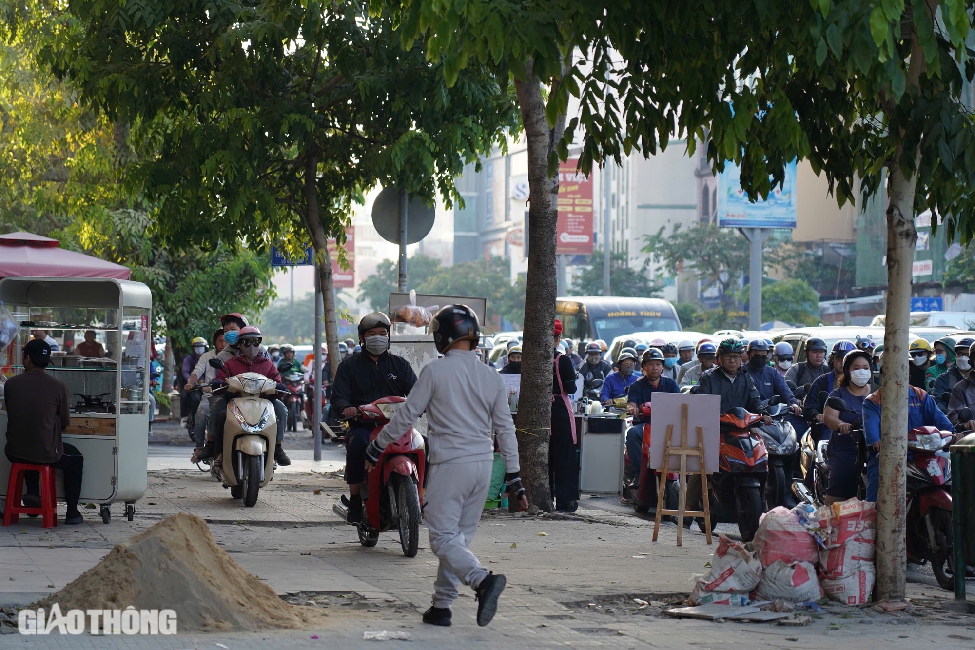 Bất ngờ với giao thông trung tâm TP.HCM ngày đầu tuần- Ảnh 10.