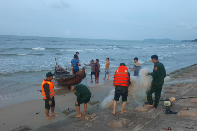 Border guards and local people use nets to search for the two students in the accident. Photo: Van An