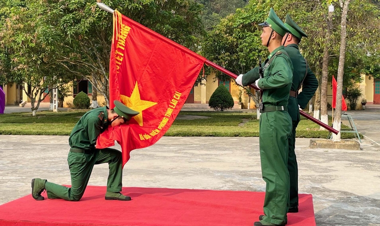 Realizando el ritual sagrado de besar la Bandera de la Victoria.jpg