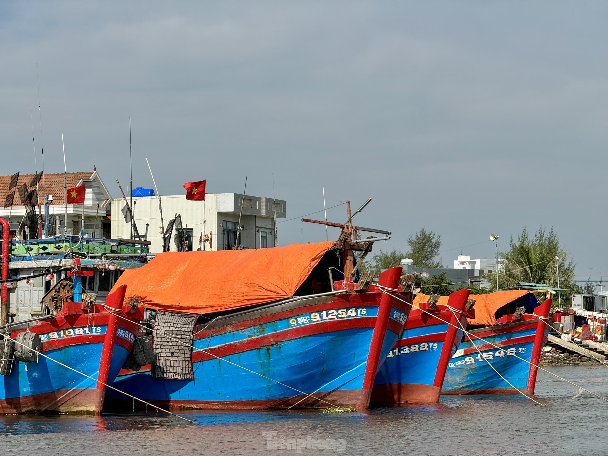 Fischer aus Quang Ngai beenden ihren Angelausflug nicht und eilen zurück ans Ufer, um ihren Fisch zu verkaufen und so dem Sturm zu entkommen. Foto 15