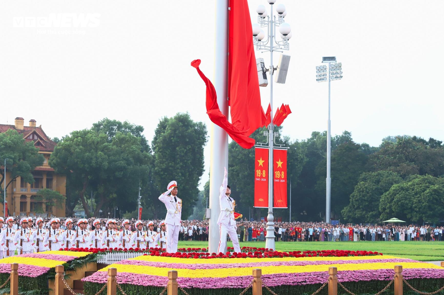 Thousands of people lined up from early morning to watch the flag-raising ceremony to celebrate National Day September 2 - 9