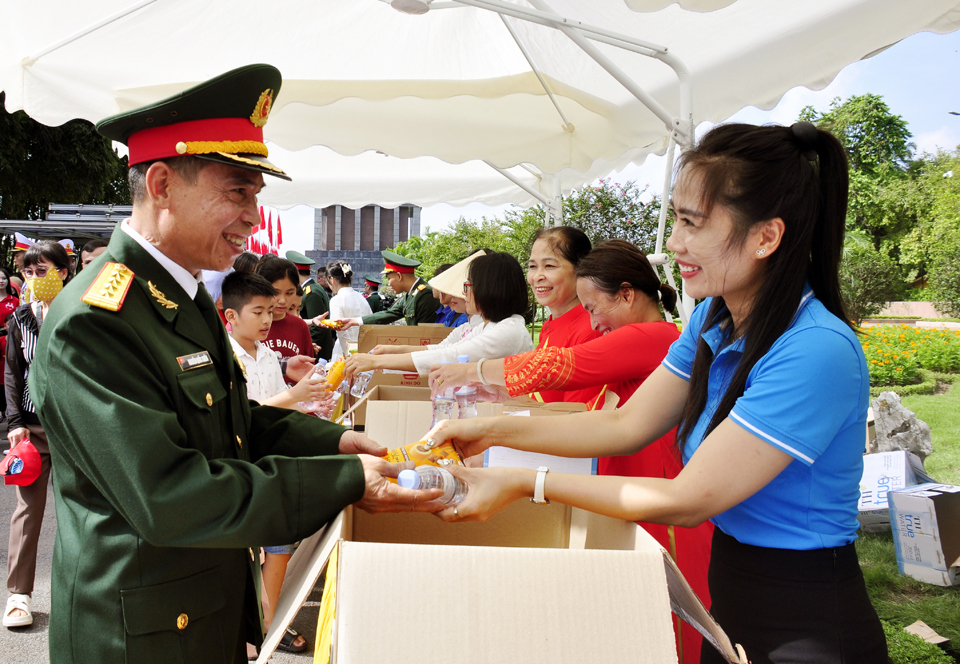 Người dân phấn khởi nhận quà của ngành du lịch trao tặng khi vào lăng viếng Bác dịp Quốc khánh (2/9)