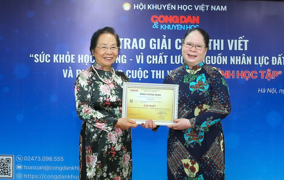 La profesora Dra. Nguyen Thi Doan, ex vicepresidenta y presidenta de la Asociación de Vietnam para la Promoción de la Educación, otorgó el primer premio a la autora Truong Thi Mai.