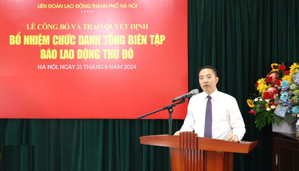 Tân Tổng Biên tập Báo Lao động Thủ đô Nguyễn Văn Bình phát biểu tại buổi lễ.