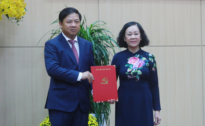 Ông Lương Nguyễn Minh Triết nhận quyết định điều động của Bộ Chính trị do Trưởng Ban Tổ chức Trung ương Trương Thị Mai trao chiều 24/1. Ảnh: Đắc Thành