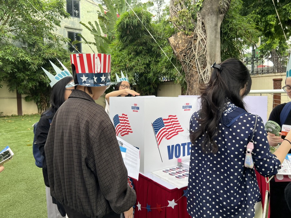 Students from universities and high schools in Hanoi access, learn and experience the US election process. Photo: Lien Ha