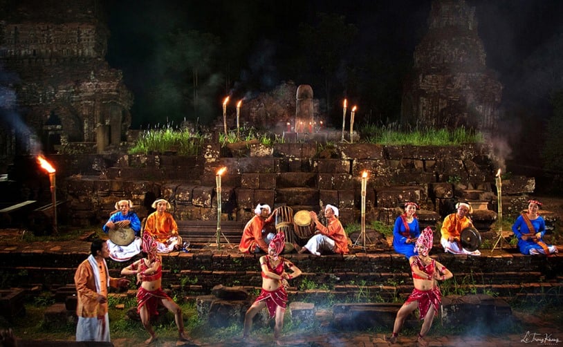 The art of Apsara dance was brought to the South to perform for fellow countrymen to enjoy. Photo: L.T.K