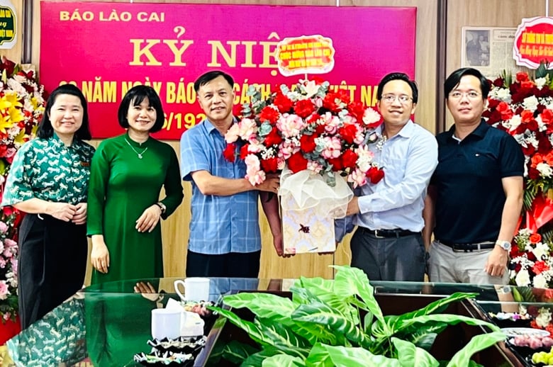 Cuong Phat Market Construction Investment and Management Cooperative presents flowers to congratulate Lao Cai Newspaper..jpg