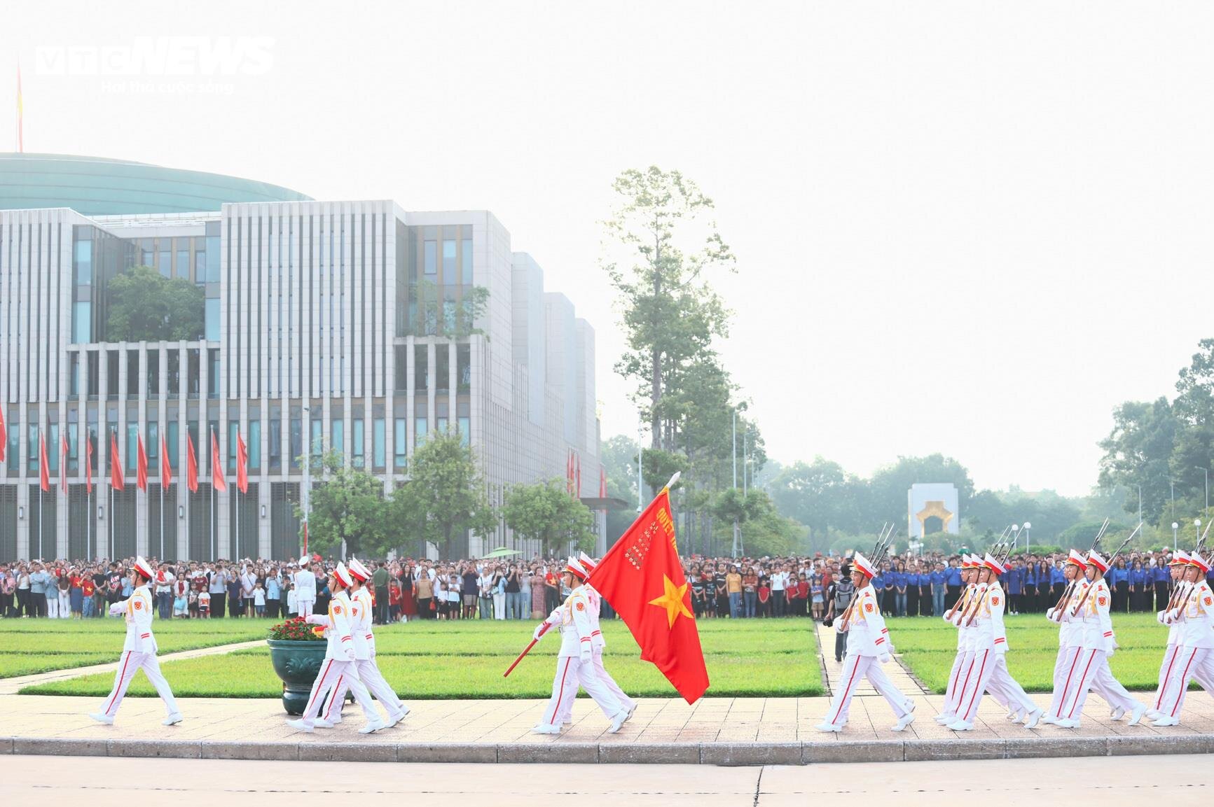 수천 명의 사람들이 9월 2일~12일 국경일을 기념하는 국기 게양식을 보기 위해 이른 아침부터 줄을 섰습니다.