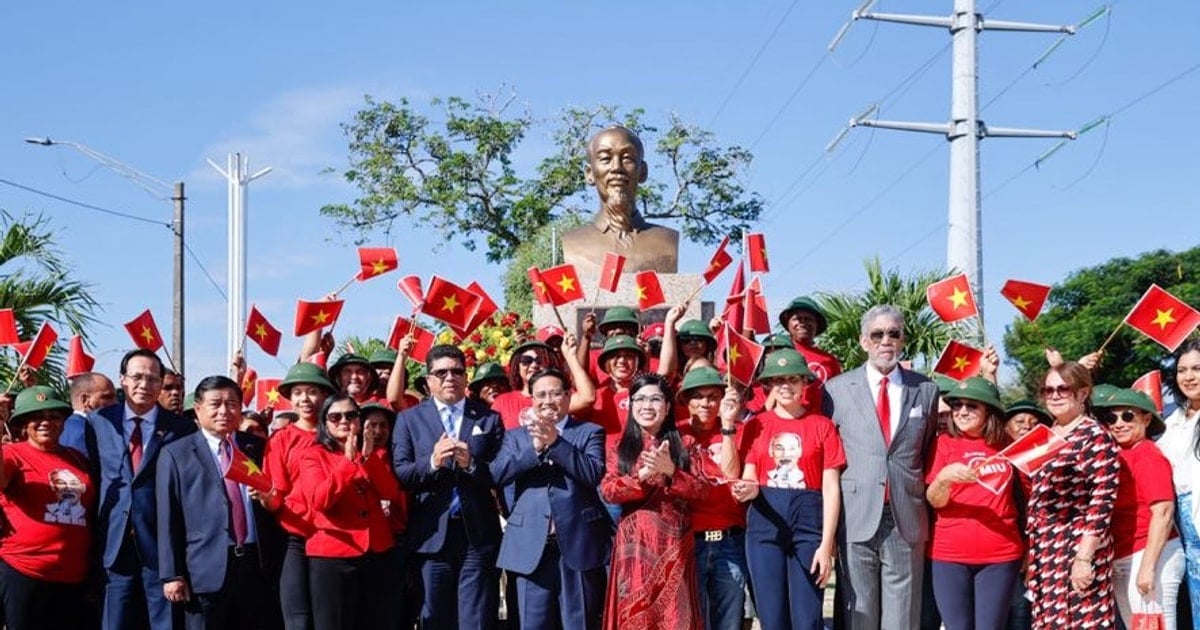 Prime Minister attends inauguration ceremony of restoration of President Ho Chi Minh Monument in Dominica