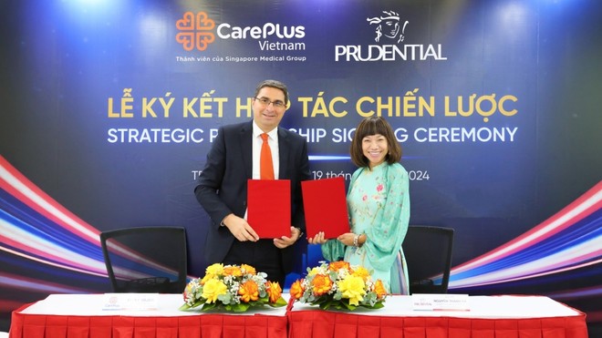 Đại diện Prudential và CarePlus ký kết hợp tác chiến lược, ông Attila Vajda – Tổng Giám đốc của Hệ thống phòng khám CarePlus, và bà Nguyễn Thanh Hà – Phó Tổng Giám đốc Giao dịch bảo Hiểm Prudential Việt Nam