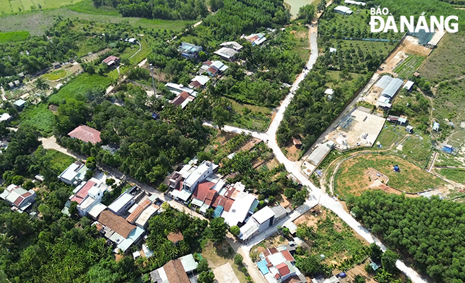 One of eight roads that Hoa Ninh commune mobilized people to donate land to build has just been put into use from above.