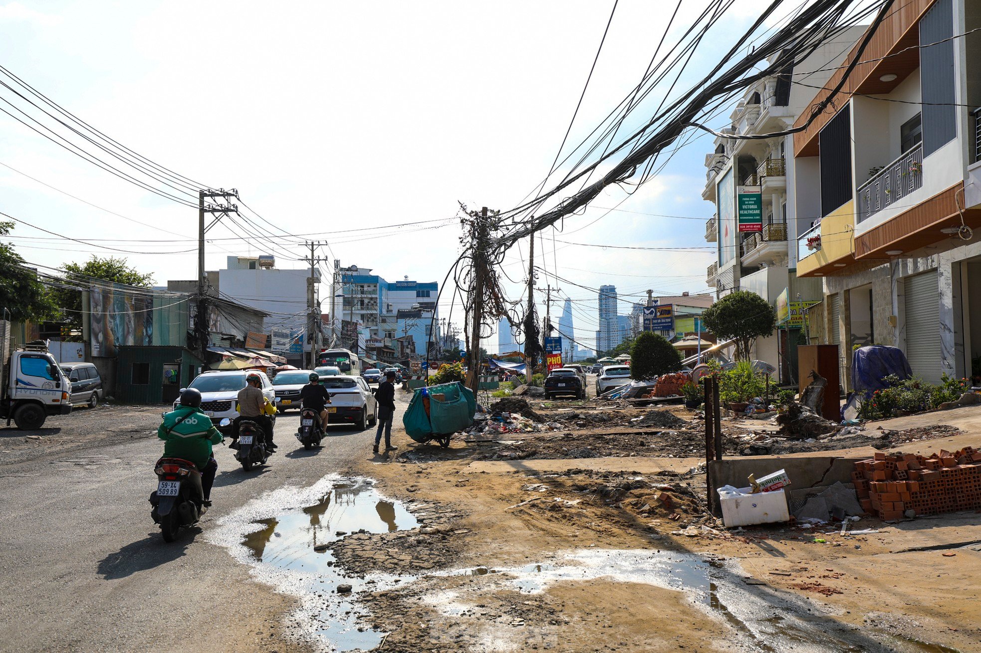 Travaux d'élargissement de 2,5 km de la rue Luong Dinh Cua : Toujours en désordre après 9 ans photo 6