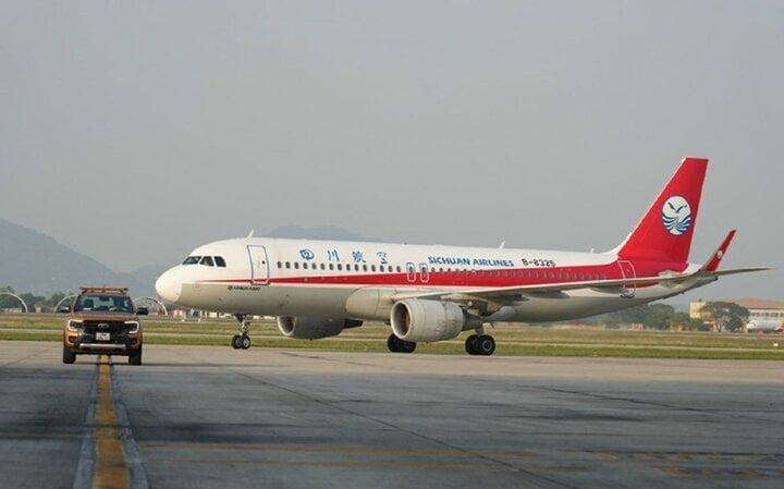 Sichuan Airlines betreibt Flugzeuge des Typs A320 von Chengdu nach Hanoi.