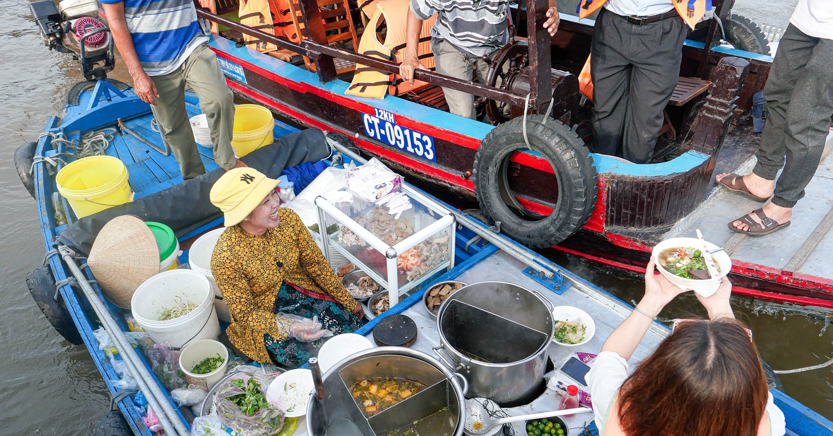 'ขนมจีนเขย่า' ร้านเอกลักษณ์ของเกิ่นเทอ ลูกค้าถึงกับมือสั่นเมื่อถือชาม