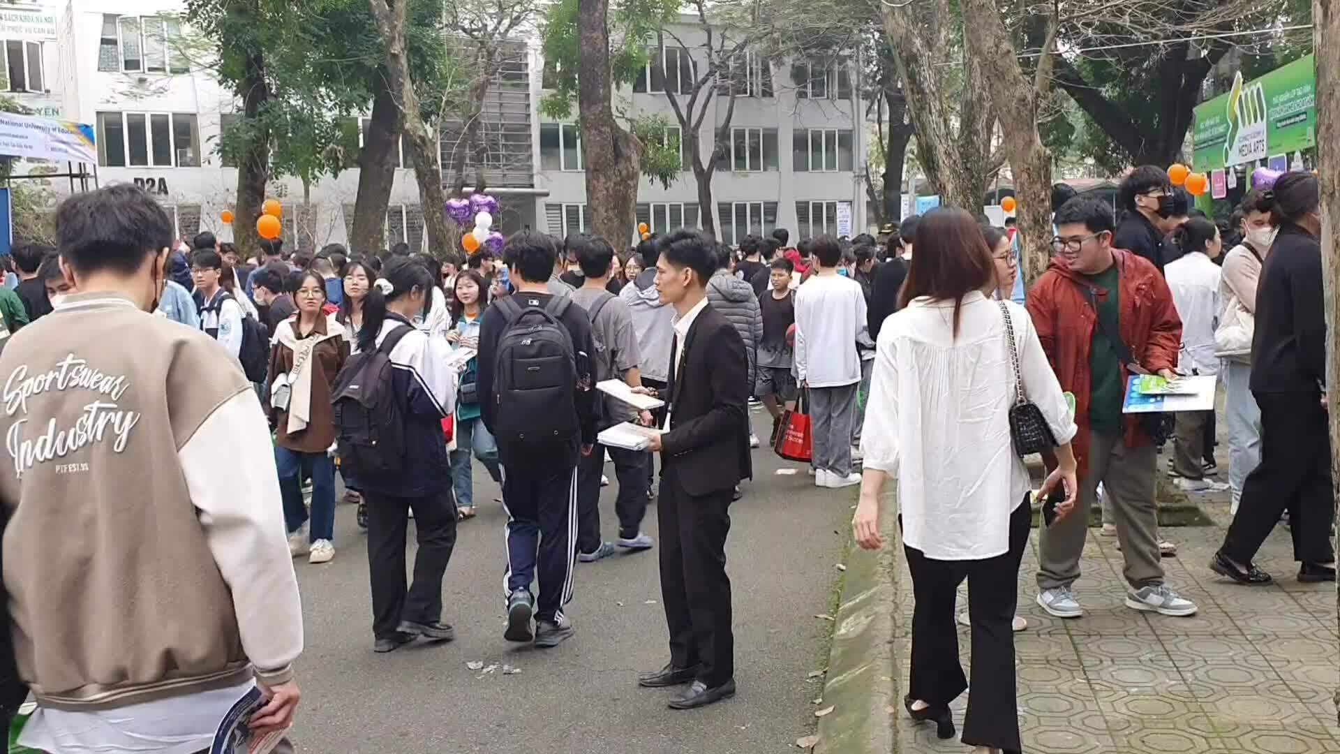 하노이 입학상담을 위해 2만여 명의 학생이 몰려들다