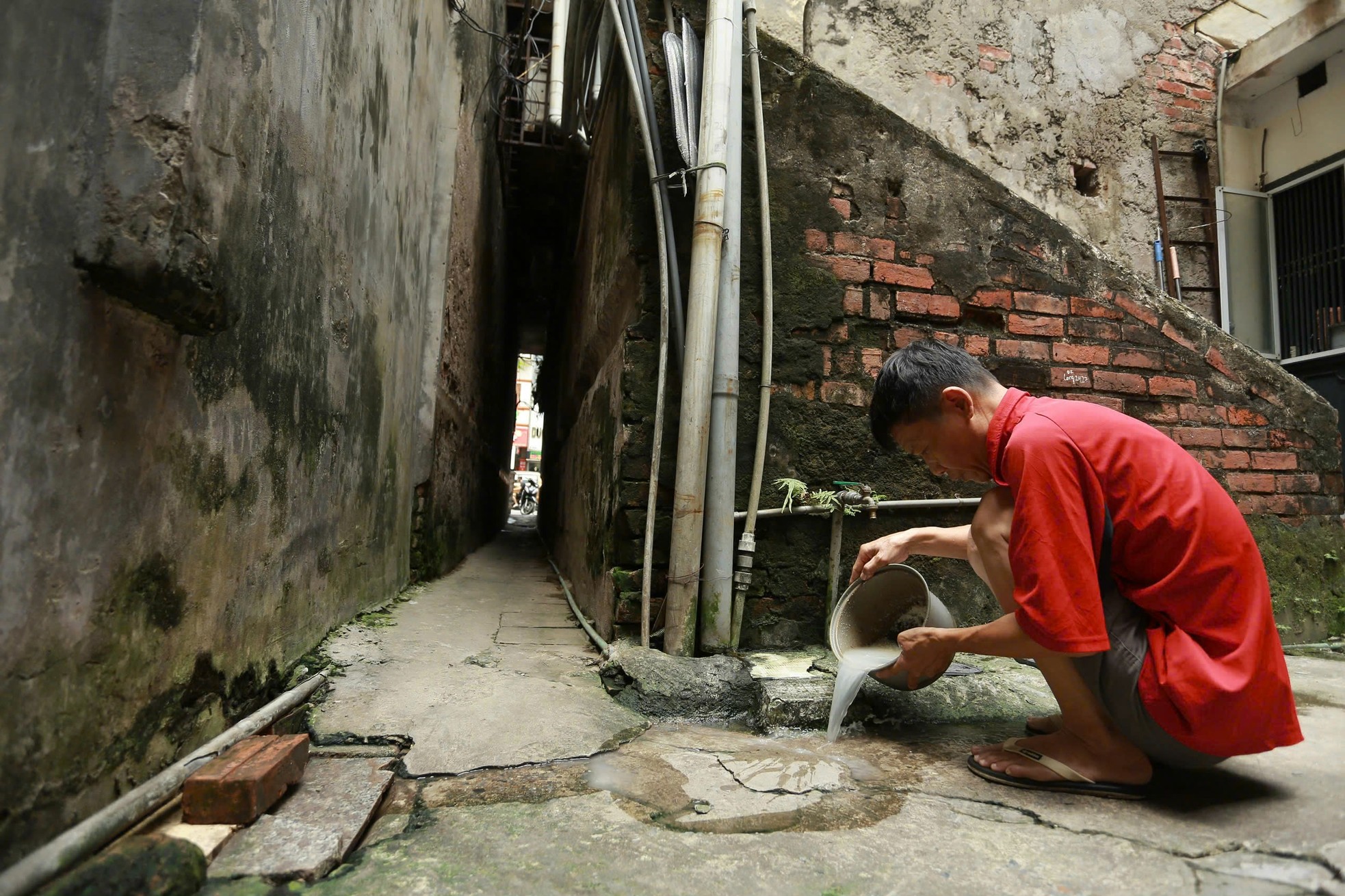 Un callejón muy pequeño en el corazón de Hanoi: las motos tienen que atravesar la pared para poder pasar. Foto 6